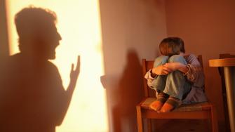 10 نصائح لتقويم السلوك العدواني لطفلك