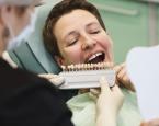 مقارنة بين أطقم الأسنان وزرعات الأسنان: ما هو الأفضل لك؟