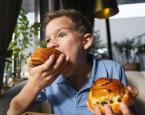 هل تناول الطعام بسرعة يسبب السكري؟