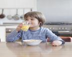 ما هي كمّية عصير الفاكهة المسموح للطفل بتناولها؟