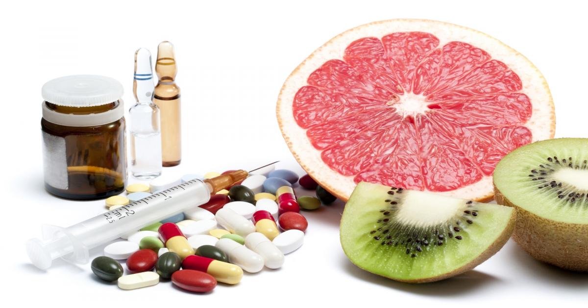 Фруктовые таблетки. Таблетки и фрукты. Фрукты и лекарства. Синтетические витамины. Натуральные витамины.