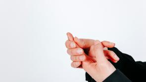 كيف تتعامل مع إصابة الإصبع بشكل سليم؟