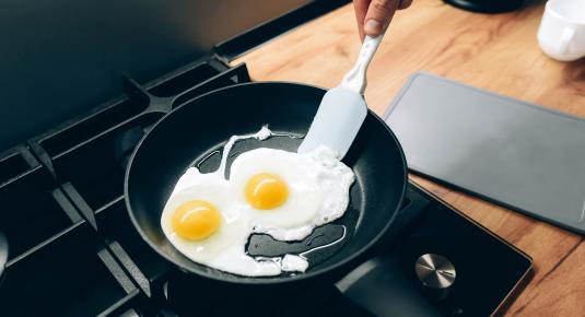 هل أدوات الطهي غير اللاصقة مثل التفلون آمنة للاستخدام؟