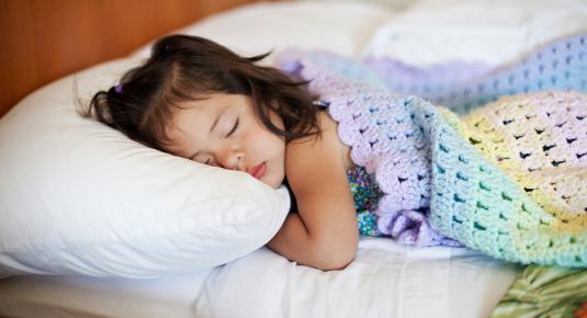 طفل ماقبل الحضانة يحتاج ما لا يقل عن 10 ساعات نوم