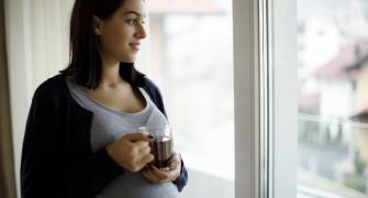 أي شاي أعشاب آمن للشرب أثناء الحمل؟