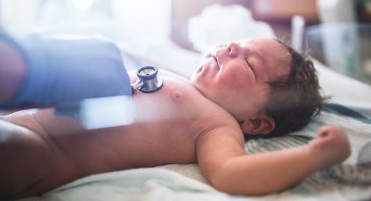 ما هو اختبار قياس السمع عند الأطفال حديثي الولادة؟