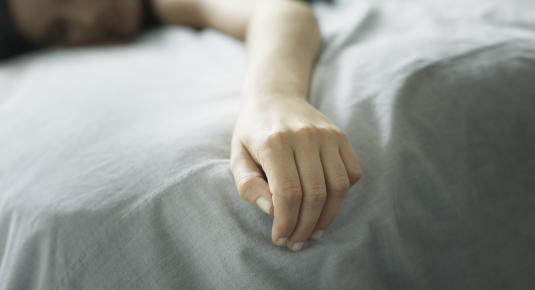 أسباب خدر وتنميل اليدين أثناء النوم