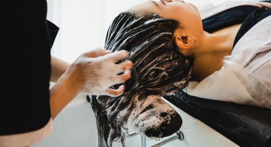 فوائد حمام الزيت ودوره في ترميم الشعر بعد فصل الصيف