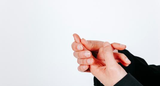كيف تتعامل مع إصابة الإصبع بشكل سليم؟