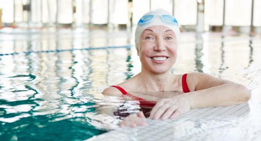 السباحة في الماء البارد قد يساعد في تقليل أعراض انقطاع الطمث