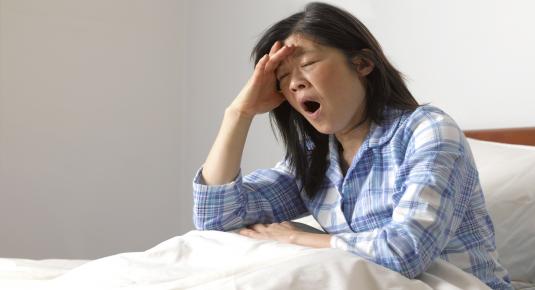 دراسة: قلة نوم البالغين تشعرهم بالشيخوخة