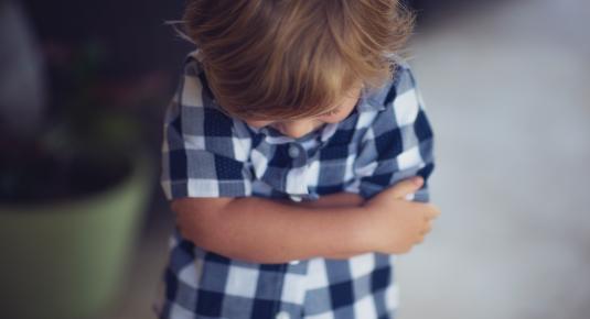 10 عادات مزعجة للأطفال الدارجين ونصائح للتعامل معها