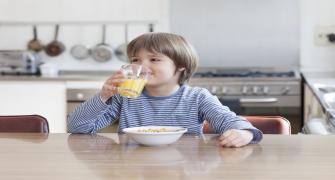 ما هي كمّية عصير الفاكهة المسموح للطفل بتناولها؟