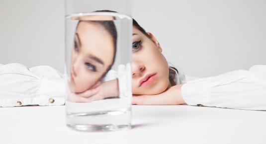 هل يساعد شرب الماء على ترطيب البشرة؟