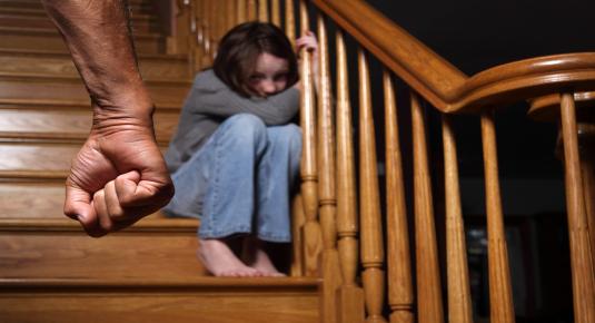 مشاهدة إساءة معاملة الأخوات يصيب الطفل بصدمة نفسية