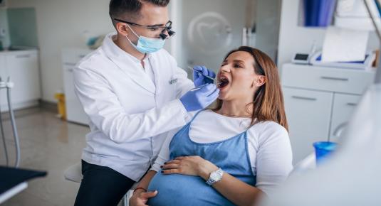 ما ضرر خلع الأسنان على الحامل وجنينها؟