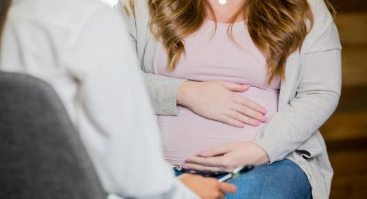 ما خطورة ملامس الحامل لطفل مصاب بالجدري المائي؟