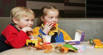 هل ما يأكله طفلك مناسب لعمره وحاجته؟
