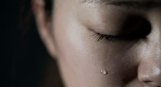 أنواع الدموع وفوائد البكاء