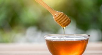 القيمة الغذائية والفوائد الصحية ومخاطر تناول عسل النحل