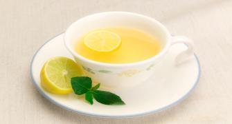 لماذا يجب أن نضيف الليمون إلى الشاي الأخضر؟