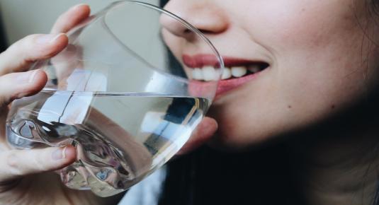 10 الفوائد الصحية من شرب الماء الساخن