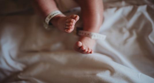 ما علاج الفتق الإربي في الرضع المبتسرين؟
