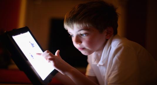 إزالة الأجهزة الرقمية من الغرف تحسن نوم الأطفال والمراهقين