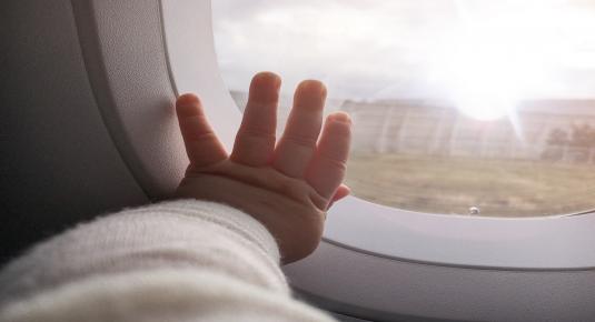 هل السفر الجوي مع الرضيع آمن؟