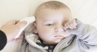 هل يمكن تطعيم الرضيع المصاب بنزلة برد؟