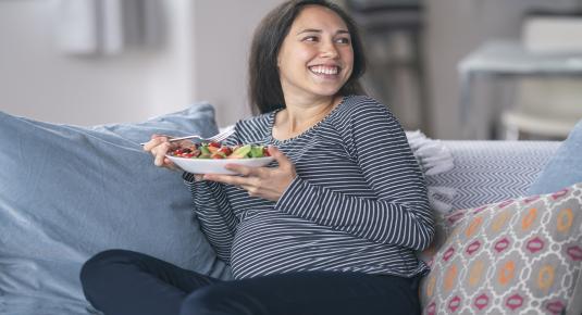 أطعمة يجب على المرأة الحامل تجنبها