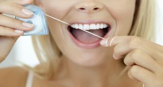 تنظيف الأسنان بالخيط وجهاز الإرواء الفموي