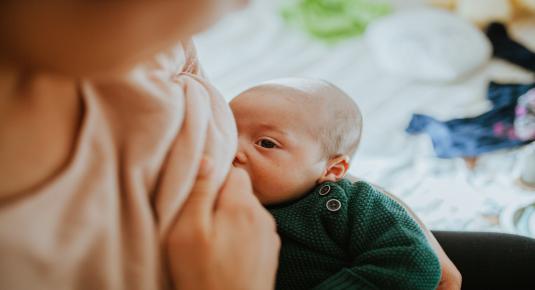 قلة حليب الثدي بعد اعتماد الطفل الرضاعة الصناعية