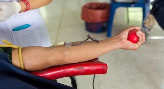 هل يمكن لمن يتعالج بالكورتيزون التبرع بالدم؟