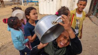 صورة من قطاع غزة في الحرب 2023 تروي الكثير من ما يعانيه الشعب الأعزل من حصار وتجويع