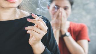 دراسة: جزيئات التدخين العالقة خطرة على الصحة