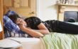 كيف تؤثر أوضاع نومك على صحة أمعائك؟